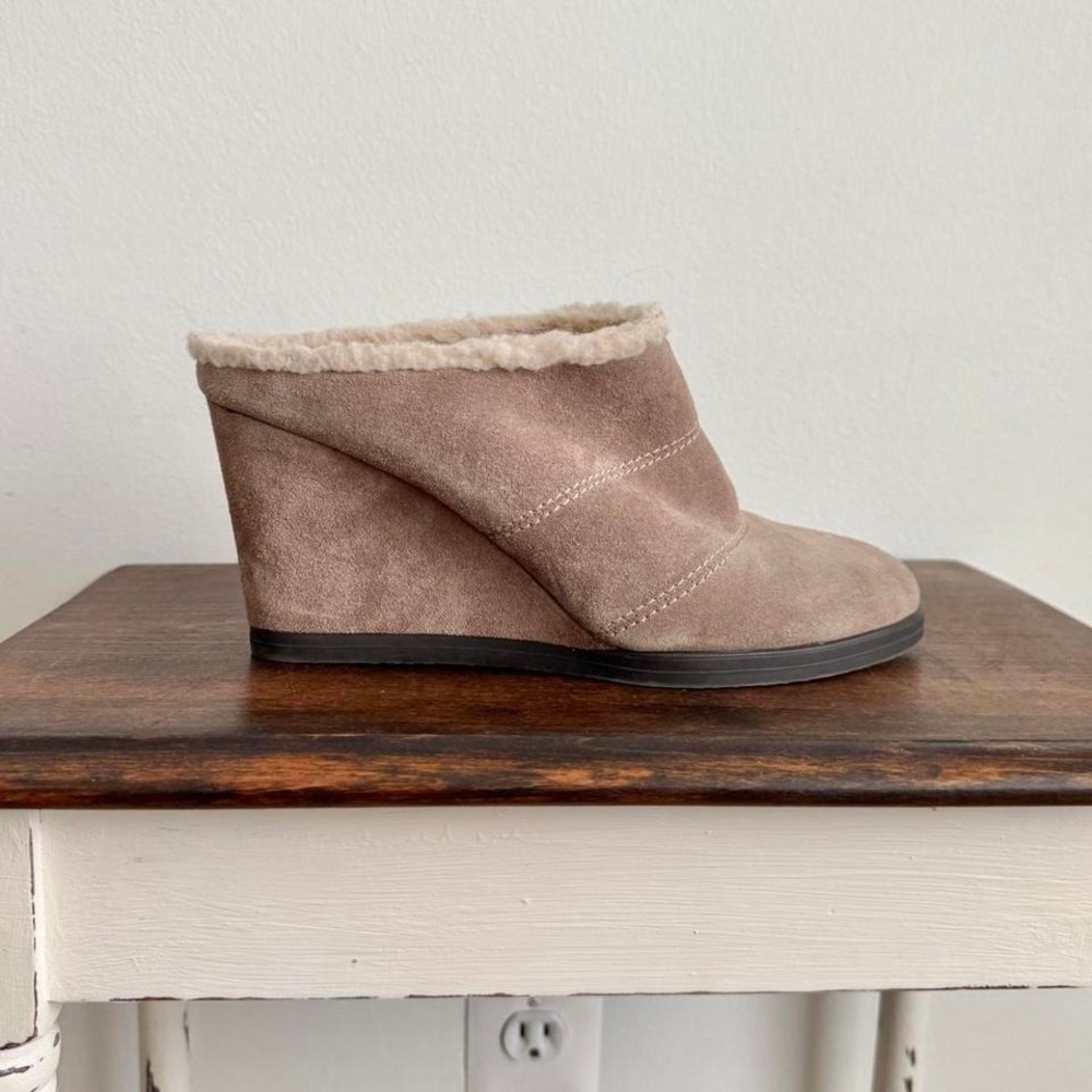 Shearling lined suede wedge mule taupe 8.5/9 snow bunny gray